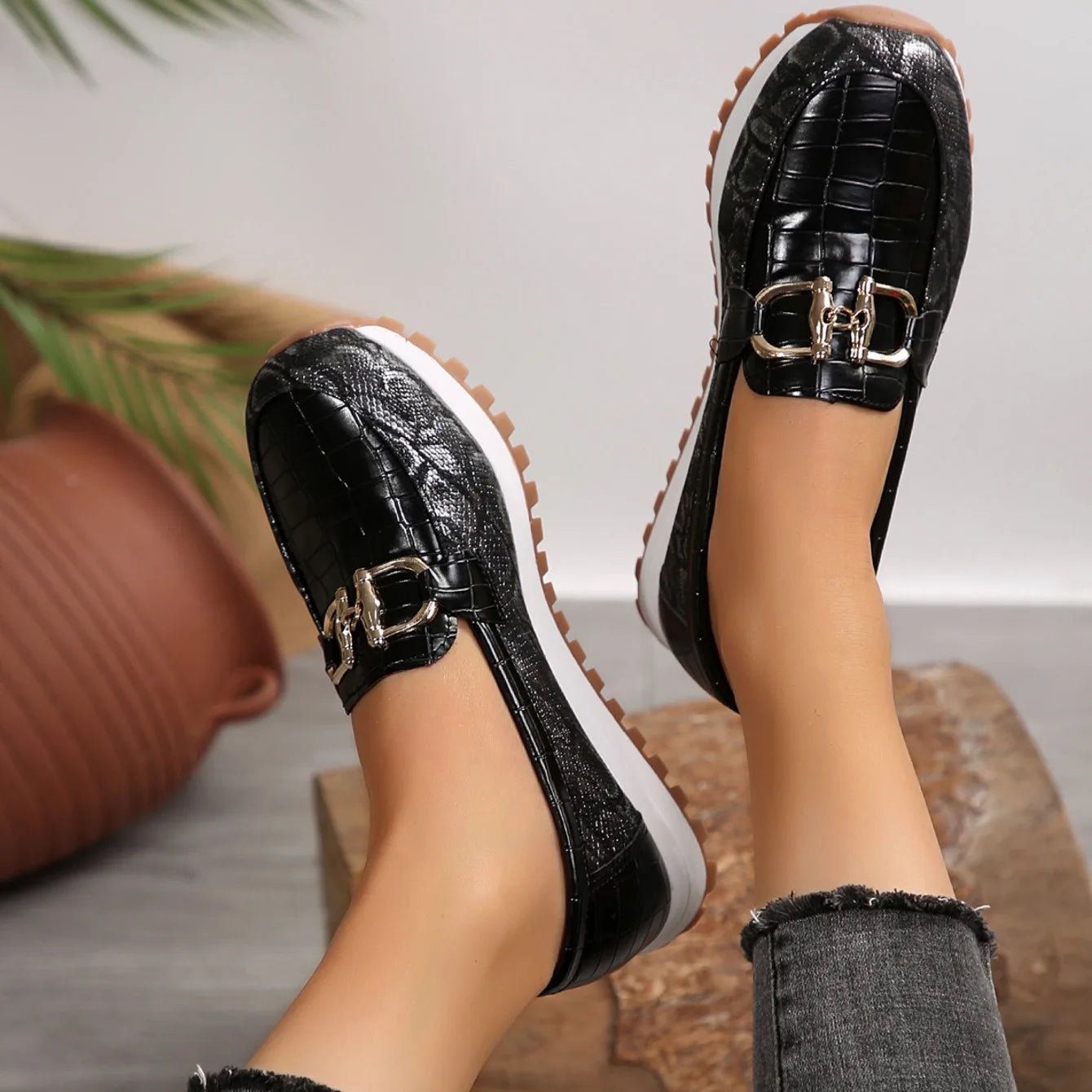 2024 Women Flat Cloth Stylish Light Durable Breathable Casual Shoes Slip-On Trend Classic Spring Women Metal Decoration Sneakers