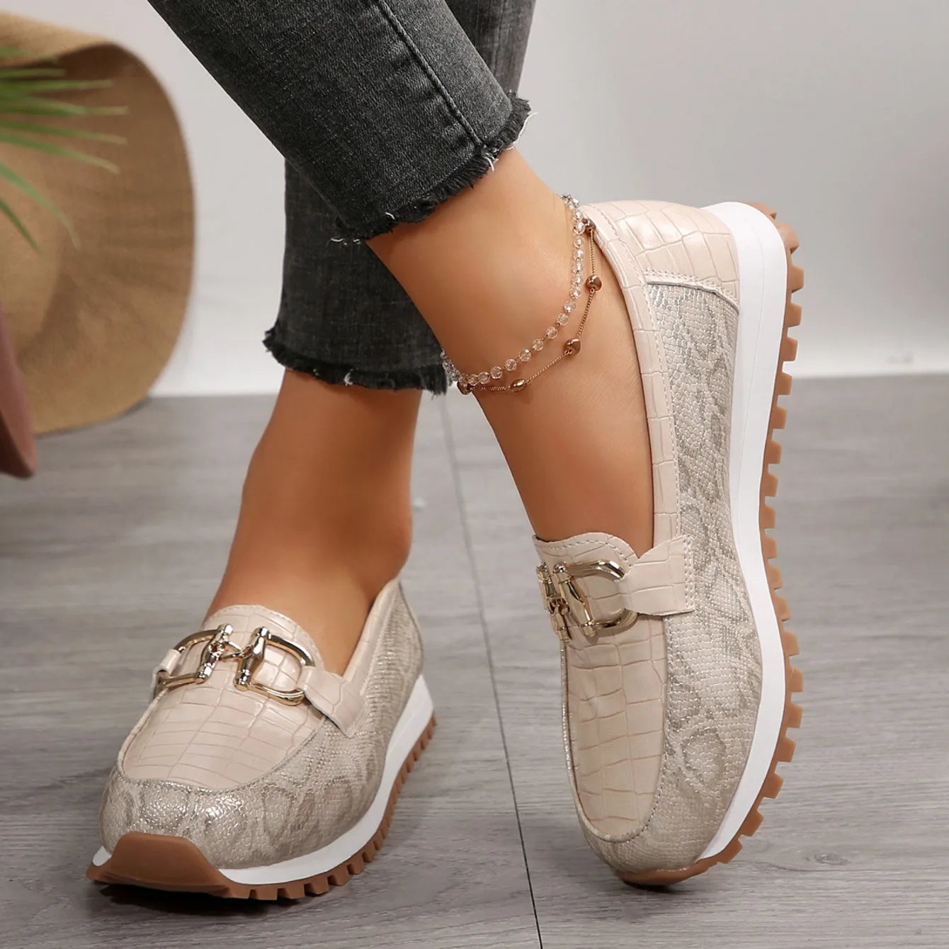 2024 Women Flat Cloth Stylish Light Durable Breathable Casual Shoes Slip-On Trend Classic Spring Women Metal Decoration Sneakers