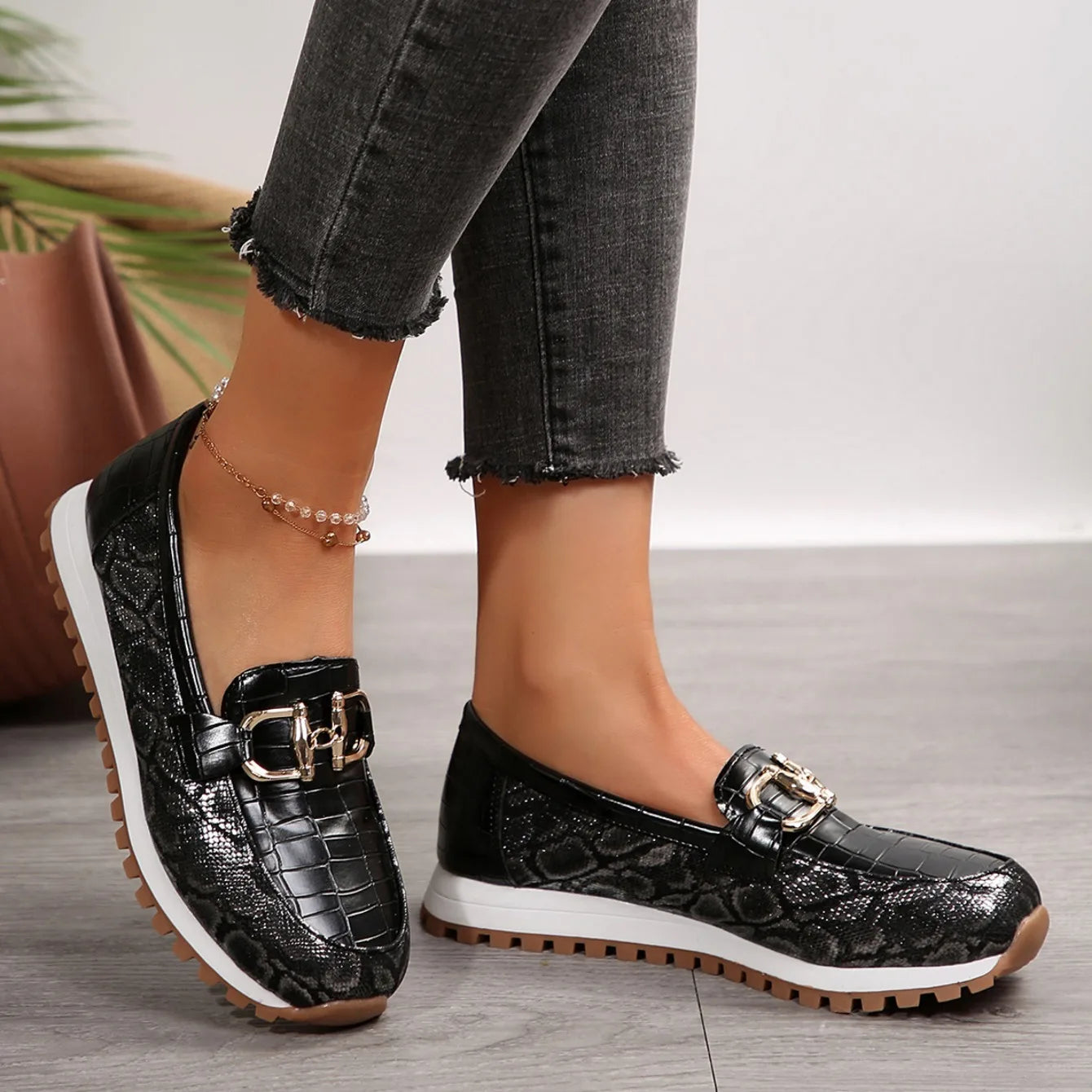 2024 Women Flat Cloth Stylish Light Durable Breathable Casual Shoes Slip-On Trend Classic Spring Women Metal Decoration Sneakers